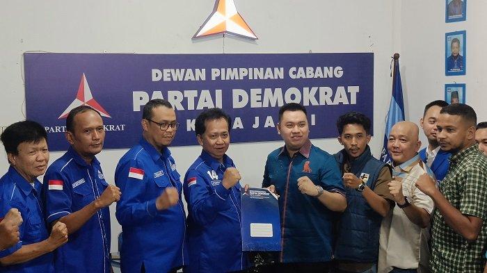 Ketua KNPI Provinsi Jambi, Iqbal Linus mengembalikan berkas formulir penjaringan bakal calon Walikota Jambi DPC Partai Demokrat Kota Jambi, Senin (22/4/2024).