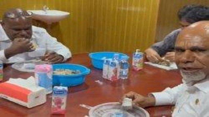 TIBA DI DAERAH - Gubernur Papua Tengah, Meki Fritz Nawipa dan Wakilnya, Deinas Geley tiba di Kabupaten Nabire akan melaksanakan sejumlah agenda. Momen keduanya makan menggunakan penutup rantang viral di sosial media. (Tribun-Papua.com)