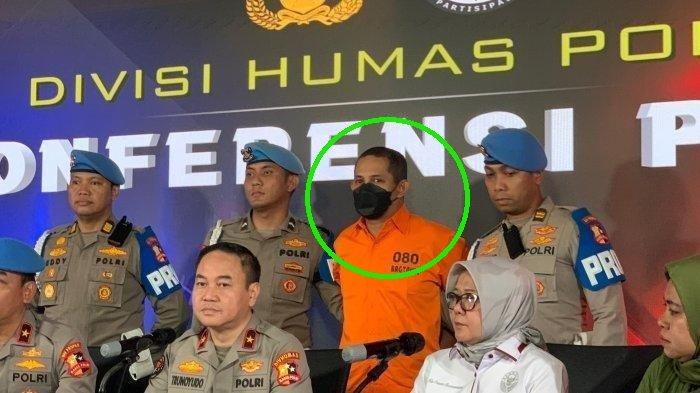 TERANCAM PTDH- Eks Kapolres Ngada AKBP Fajar Widyadharma Lukman Sumaatmaja saat dihadirkan dalam konferensi pers di Mabes Polri, Jakarta Selatan pada Kamis (13/3/2025). Fajar ditetapkan sebagai tersangka kasus dugaan pencabulan anak di bawah umur. Pada Senin (17/3/2025) besok akan menjalani sidang etik dan terancam PTDH.