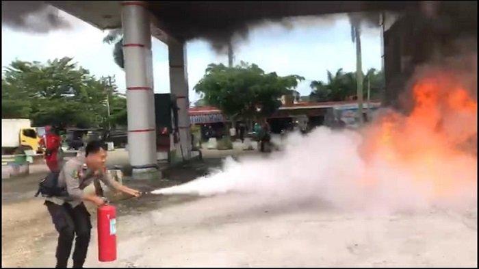 VIRAL: Sebuah video viral di sosial media menampakkan sepeda motor terbakar saat mengisi bahan bakar minyak (BBM). Terbakar kendaraan tersebut di SPBU yang terletak di Desa Muara Belengo Kecamatan Pamenang Merangin Jambi, jumat (4/4). (foto: ist)
