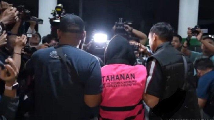 KASUS SUAP: Salah satu diantara empat tersangka kasus dugaan suap fasilitas ekspor CPO, Sabtu (12/4/2025). Kasus ini melibatkan Ketua Pengadilan Negeri Jakarta Selatan, Muhammad Arif Nuryanta. (foto: Yt Kejaksaan RI)