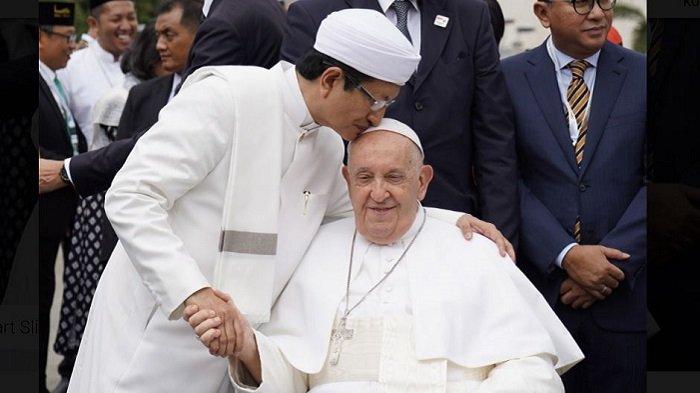 KENANG PAUS FRANSISKUS: Imam Besar Masjid Istiqlal Nasaruddin Umar mencium kening Paus Fransiskus usai kunjungan Paus Fransiskus ke Masjid Istiqlal pada Kamis (5/9/2024). Paus Fransiskus meninggal dunia pada Senin (21/4/2025) pagi pukul 07.35 waktu Roma dalam usia 88 tahun. (foto: (INDONESIA PAPAL VISIT COMMITTEE)