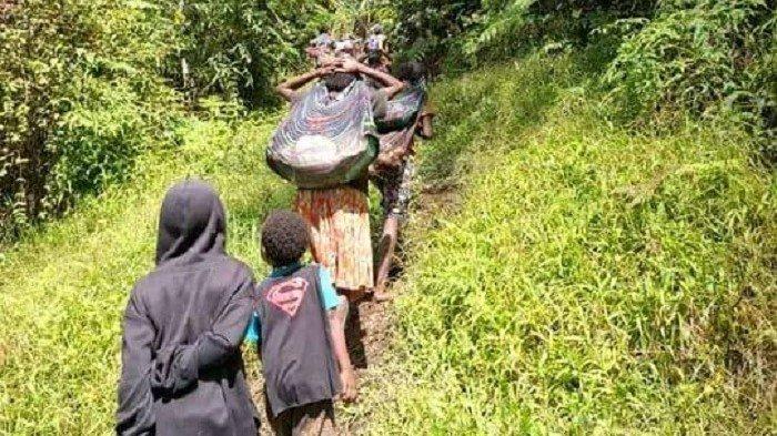 MENGUNGSI: Warga sipil di Intan Jaya terpaksa mengungsi untuk menghindari tembakan pada konflik baku tembak TNI konta KKB Papua.