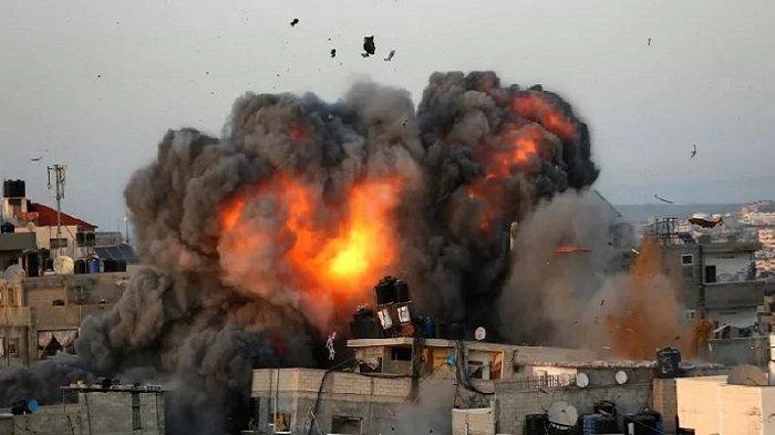 Ilustrasi serangan yang menyebabkan kebakaran. Tujuh tentara Israel dilaporkan tewas dalam serangan yang dilancarkan Brigade Al-Qassam, sayap militer Hamas di jalur Gaza pada Selasa (24/6/2025).