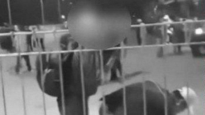 Seorang prajurit TNI AL berpangkat perwira babak belur dikeroyok enam preman di Terminal Arjosari, Malang, Jawa Timur hingga sempat tak sadarkan diri.