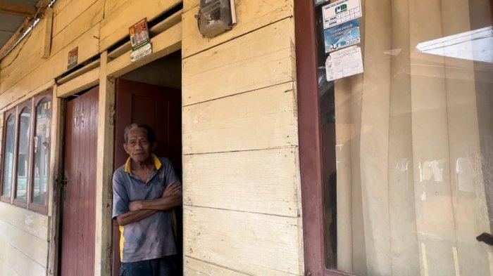 BANJIR - Kakek Jaspin yang saat ini berusia 74 tahun, memilih bertahan di rumah yang kebanjiran di kawasan RT 19 Kelurahan Suka Karya, Kota Baru, Kota Jambi.