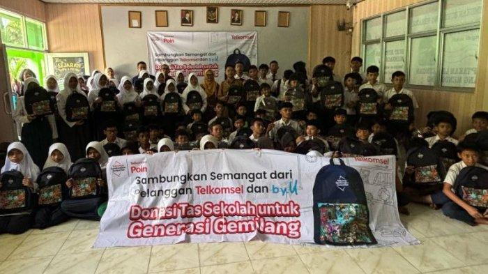 BANTUAN - Telkomsel mengapresiasi pelanggan yang telah menukar Telkomsel Poin dan uCoin serta seluruh pihak yang mendukung pendidikan inklusif di Indonesia.