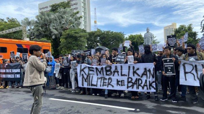 Masyarakat sipil dan mahasiswa menggelar demo tolak RUU TNI di depan Gedung Grahadj saat Apel Operasi Ketupat 2025, Kamis (20/3/2025).