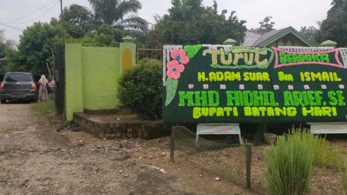 Karangan bunga dari Bupati Batanghari M Fadhil Arief untuk keluarga haji asal Batanghari yang meninggal di Mekkah