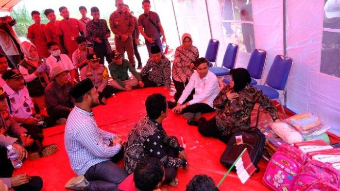 Wakil Gubernur Jambi Drs. H. Abdullah Sani mendampingi Menteri Sosial (Mensos) Republik Indonesia Dr. Ir. Hj. Tri Rismaharini, M.T., berdialog langsung bersama Suku Anak Dalam (SAD) Temenggung Ngelambo, Temenggung Ngelambu dan Temenggung Nyenong, Minang, Nyirang, sekaligus menyerahkan bantuan sosial kepada SAD, bertempat di Sungai Terap Kecamatan Batin XXIV, Kabupaten Batang Hari, Selasa (20/08/2024).