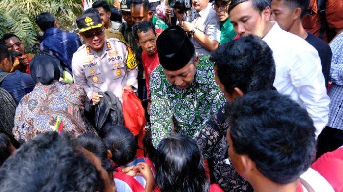 Wakil Gubernur Jambi Drs. H. Abdullah Sani mendampingi Menteri Sosial (Mensos) Republik Indonesia Dr. Ir. Hj. Tri Rismaharini, M.T., berdialog langsung bersama Suku Anak Dalam (SAD) Temenggung Ngelambo, Temenggung Ngelambu dan Temenggung Nyenong, Minang, Nyirang, sekaligus menyerahkan bantuan sosial kepada SAD, bertempat di Sungai Terap Kecamatan Batin XXIV, Kabupaten Batang Hari, Selasa (20/08/2024).