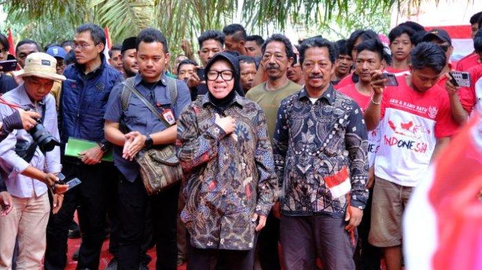Menteri Sosial (Mensos) Republik Indonesia Dr. Ir. Hj. Tri Rismaharini, M.T., berdialog langsung bersama Suku Anak Dalam (SAD) Temenggung Ngelambo, Temenggung Ngelambu dan Temenggung Nyenong, Minang, Nyirang, sekaligus menyerahkan bantuan sosial kepada SAD, bertempat di Sungai Terap Kecamatan Batin XXIV, Kabupaten Batang Hari, Selasa (20/08/2024).