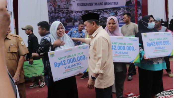 Gubernur Jambi Al Haris menyerahkan santunan jaminan kematian kepada tiga keluarga ahli waris peserta bertepatan dengan acara penyerahan bantuan program Dumisake dari pemerintah Provinsi Jambi, yang berlangsung di SMA Negeri 8 Tanjab Timur, Selasa (17/9/2024).