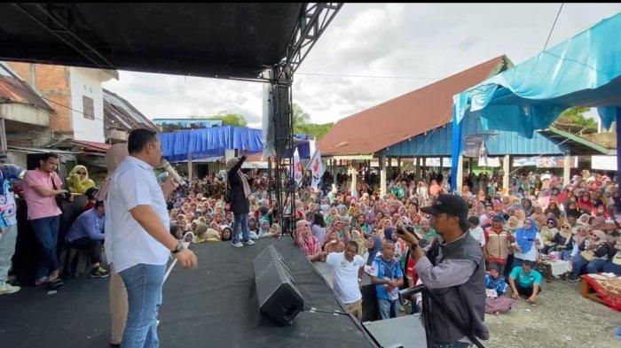 Kampanye pasangan calon Bupati dan Wakil Bupati Merangin nomor urut 02 Syukur-Khafid yang dilaksanakan di Pasar Sungai Manau, Kecamatan Sungai Manau, Merangin, Jambi, Rabu (20/11/2024).