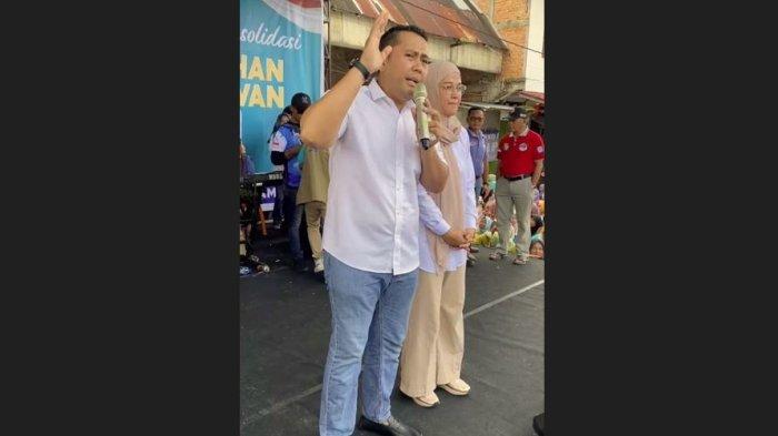 Calon Bupati Merangin nomor urut 02 M Syukur saat kampanye di Pasar Sungai Manau, Kecamatan Sungai Manau, Merangin, Jambi, Rabu (20/11/2024).
