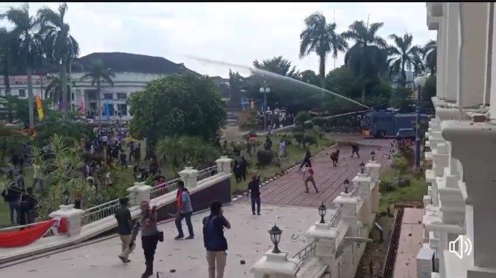 Aksi demo sopir batu bara di Kantor Gubernur Jambi berakhir ricuh, Senin (22/1/2024). Massa yang tak terima dengan hasil pertemuan dengan Gubernur Jambi Al Haris melempari kantor gubernur