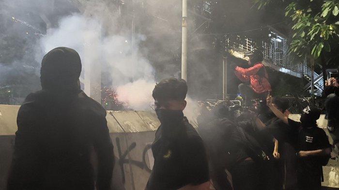 DEMO INDEONSIA GELAP - Peserta aksi Indonesia Gelap menghidupkan bom molotov ke arah polisi.