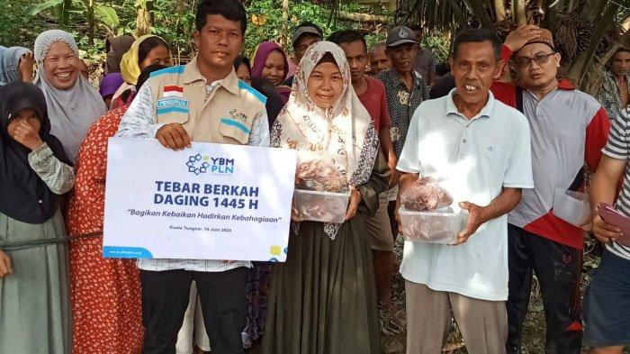 PLN UP3 Jambi dan UP2K Jambi melalui Yayasan Baitul Maal (YBM) menyerahkan 2 ekor sapi di Hari Raya Idul Adha 1445 H/2024 M