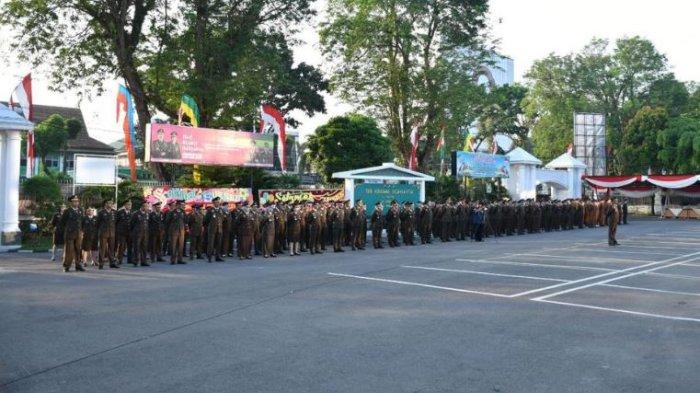 Upacara peringatan Hari Bhakti Adhyaksa Ke – 63 Tahun 2023 dengan tema “Penegakan Hukum Yang Tegas dan Humanis Mengawal Pembangunan Nasional” bertempat di Halaman Kantor Kejaksaan Tinggi Jambi, Sabtu, 22 Juli 2023.