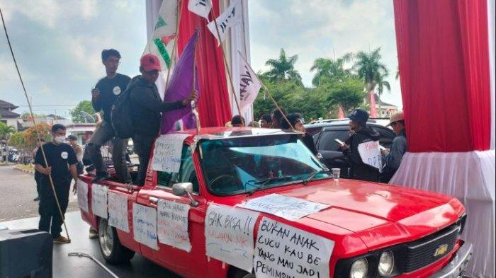 Aktivis dan Jurnalis di Jambi gelar unjuk rasa di kawasan simpang Bank Indonesia Telanaipura, Kota Jambi dan gedung DPRD Provinsi Jambi, Kamis (22/8/2024) sore.