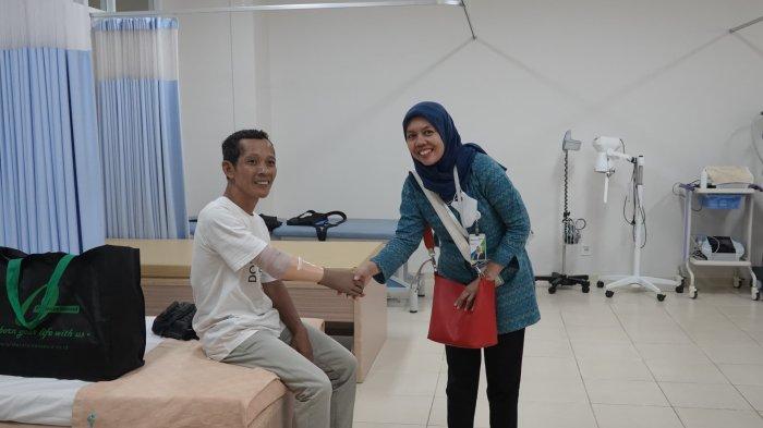 BPJS Ketenagakerjaan Cabang Jambi mendampingi pasien Return To Work (RTW) RS Rapha Theresia. Melalui program RTW tersebut pihak rumah sakit melakukan pemasangan alat bantu berupa tangan palsu kepada pasien RTW dari PT. Djambi Waras yang mengalami kecelakaan kerja.