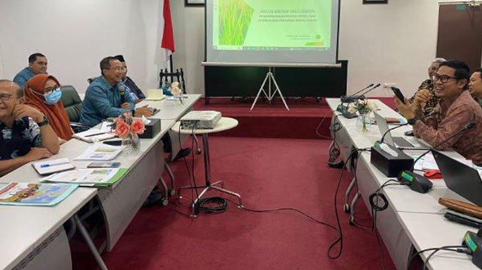 BPJS Ketenagakerjaan Cabang Jambi hadiri FGD Pengembangan Model Bisnis dan Optimalisasi Program Beras Sabak dalam rangka Tim Percepatan Akses Keuangan Daerah (TPAKD) yang diinisiasi OJK di Ruang Rapat Kantor OJK Provimsi Jambi pada Kamis (21/3/2024).