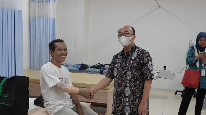 BPJS Ketenagakerjaan Cabang Jambi mendampingi pasien Return To Work (RTW) RS Rapha Theresia. Melalui program RTW tersebut pihak rumah sakit melakukan pemasangan alat bantu berupa tangan palsu kepada pasien RTW dari PT. Djambi Waras yang mengalami kecelakaan kerja.