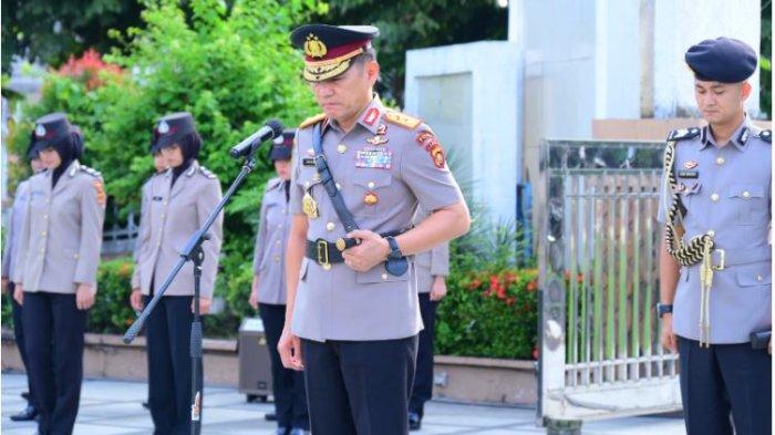ZIARAH - Kapolda Jambi, Irjen Pol. Krisno H Siregar, memimpin pelaksanaan Ziarah Rombongan di Taman Makam Pahlawan (TMP) Satria Bhakti Jambi pada Senin, (23/06/2025)