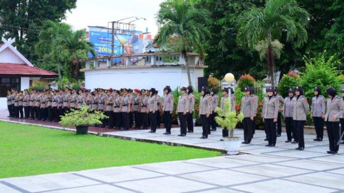 ZIARAH - Kapolda Jambi, Irjen Pol. Krisno H Siregar, memimpin pelaksanaan Ziarah Rombongan di Taman Makam Pahlawan (TMP) Satria Bhakti Jambi pada Senin, (23/06/2025)