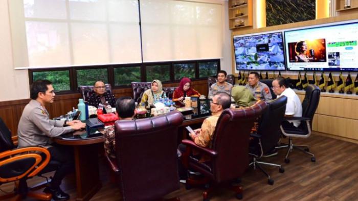 KUNJUNGAN - Kapolda Jambi Irjen Pol. Krisno H Siregar, menerima kunjungan audiensi dari Rektor Universitas Jambi (UNJA) Prof. Dr. Helmi, beserta jajaran pimpinan universitas di ruang kerjanya pada Rabu (23/07/2025)