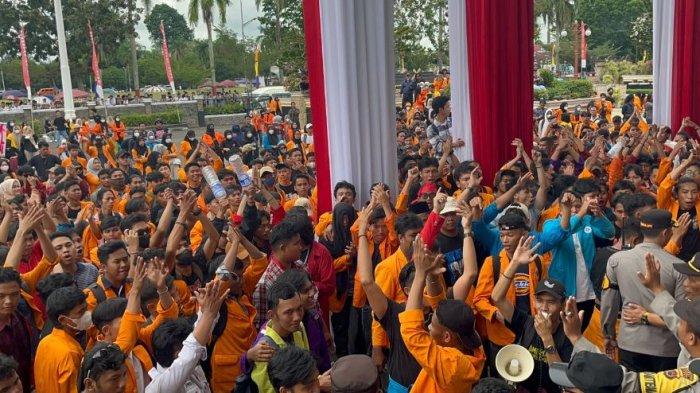 Ratusan mahasiswa dan masyarakat sipil di Jambi menggelar aksi Menolak revisi UU Pilkada yang bertentangan dengan keputusan MK di Gedung DPRD Provinsi Jambi di kawasan Telanaipura, Kota Jambi, Jum'at (23/8/2024).