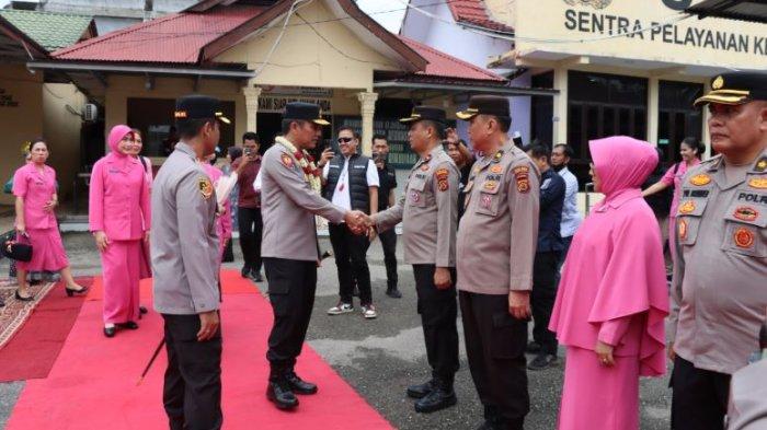 KUNJUNGAN KERJA - Kapolda Jambi Irjen Pol. Krisno H Siregar, didampingi Ketua Bhayangkari Daerah Jambi, Evi Krisno Siregar, beserta rombongan, melaksanakan kunjungan kerja ke Polres Merangin, Rabu (23/4/2025).