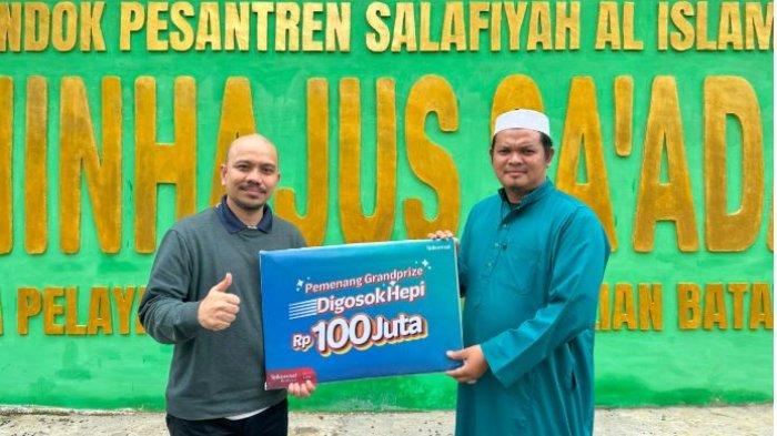 Digosok Hepi : Dedfriady Masta, General Manager Consumer Business Region Sumbagsel Memberikan langsung hadiah Grand Price Program Digosok Hepi