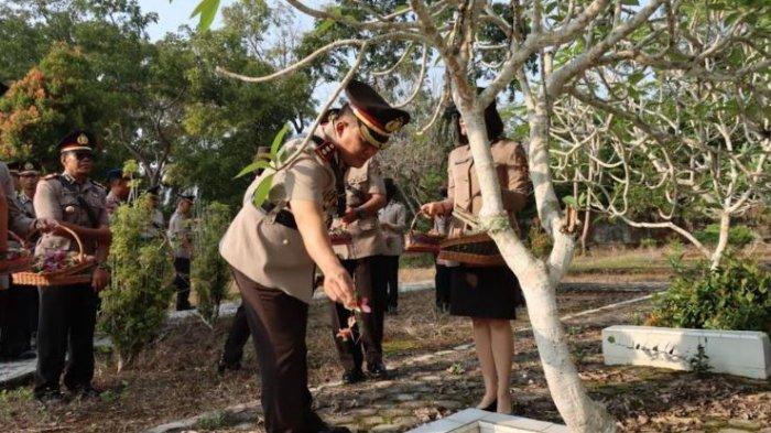 Polres Merangin melaksanakan upacara ziarah dan tabur bunga di Taman Makam Pahlawan (TMP) Patriot Bhakti Bangko, Senin (24/6/2024) pagi.