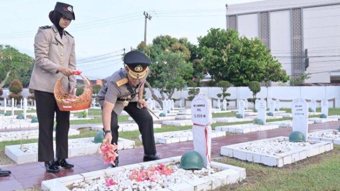 Kapolda Jambi Irjen Pol. Rusdi Hartono pimpin pelaksanaan upacara Prosesi Tabur Bunga pada Upacara Peringatan Hari Bhayangkara Ke-78 Tahun 2024, yang bertempat di TMP Satria Bakti Jambi pada Senin (24/6/2024).