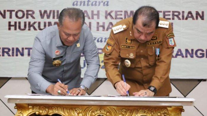 Pemerintah Kabupaten Merangin melakukan Penandatangan Nota Kesepakatan Bersama (MoU) dengan Kantor Wilayah Kementerian Hukum dan Hak Asasi Manusia (Kemenkumham) Jambi, bertempat di Rumah Dinas Bupati Merangin, Selasa (23/07/2024).