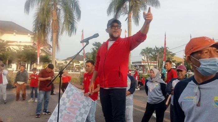 Sekretaris Daerah Provinsi Jambi Dr. H. Sudirman, SH, MH melepas peserta jalan santai dan sepeda santai yang dilaksanakan dalam rangka memperingati HUT Kemerdekaan Republik Indonesia ke-79, Sabtu (24/08/2024), bertempat di lapangan kantor Gubernur Jambi