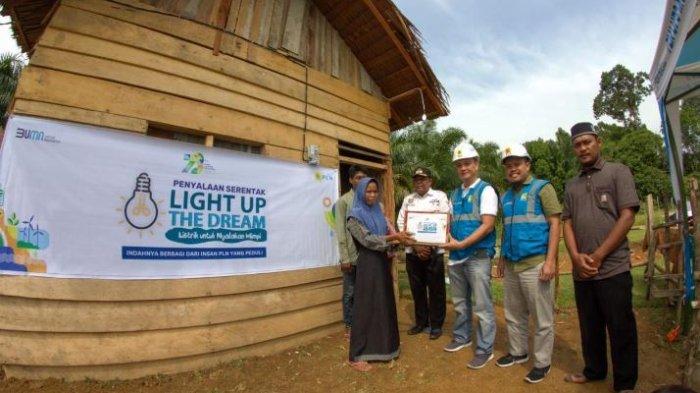 PLN Unit Induk Distribusi Sumatera Selatan, Jambi, dan Bengkulu (UID S2JB) membantu masyarakat prasejahtera melalui program Light Up The Dream.