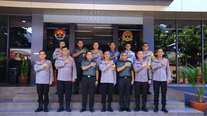 Kadiv Humas Polri Irjen. Pol. Sandi Nugroho menerima kunjungan Kapuspen TNI Nugraha Gumilar beserta rombongan di Gedung Humas Polri, Kamis (25/1/2024).