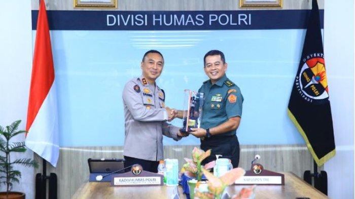 Kadiv Humas Polri Irjen. Pol. Sandi Nugroho menerima kunjungan Kapuspen TNI Nugraha Gumilar beserta rombongan di Gedung Humas Polri, Kamis (25/1/2024).