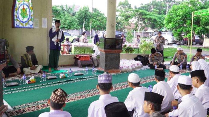 BUKA BERSAMA - Dirbinmas Polda Jambi Kombes Pol. Habib Prawira pimpin personel Ditbinmas Polda Jambi buka bersama bareng anak yatim dari Yayasan Kesejahteraan Anak pada Senin, (24/03/2025)