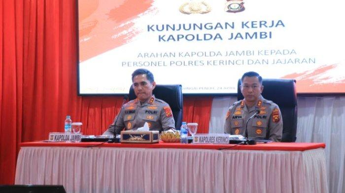 KUNJUNGAN KERJA - Kapolda Jambi, Irjen Pol. Krisno H Siregar dan Kapolres Kerinci AKBP Arya Tesa Brahmana saat kunjungan kerja ke wilayah hukum Polres Kerinci, Kamis (24/04/2025)