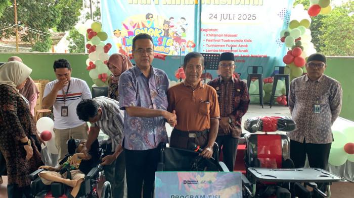 BANTUAN - PT Perkebunan Nusantara (PTPN) IV Regional 4 Jambi-Sumbar melalui program Tanggung Jawab Sosial Lingkungan (TJSL) Regional 4 membantu 10 set alat bantu untuk anak penyandang disabilitas pada Hari Anak Nasional 23 Juli 2025.