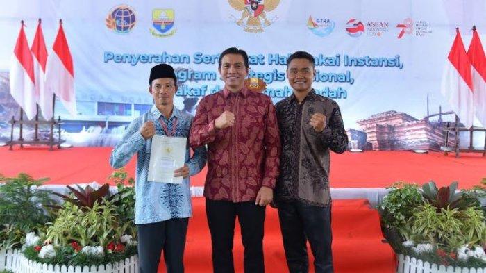 Bupati Batanghari Muhammad Fadhil Arief menerima sertifikat tanah dari Menteri Agraria dan Tata Ruang/Kepala Badan Pertanahan Nasional (ATR/BPN), Hadi Tjahjanto saat melakukan kunjungan kerja ke Provinsi Jambi, pada Kamis (24/8/2023).