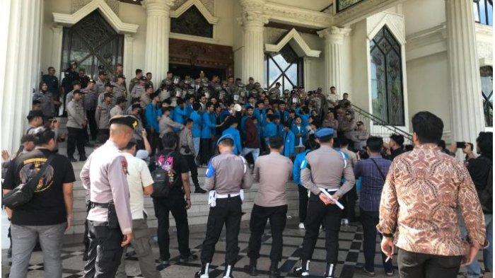 DEMO - Mahasiswa yang tergabung dalam Dewan Eksekutif Mahasiswa (DEMA) UIN Sulthan Thaha Saifuddin kembali turun melakukan unjuk rasa bertajuk Seruan Aksi Jilid II, Kamis (26/6/2025).