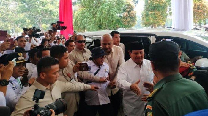 Suasana menjadi riuh ketika Mentri Pertahanan dan Keamanan RI Prabowo Subianto tiba di Gedung Balairung Universitas Jambi.