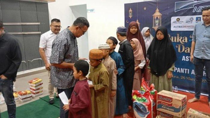Astra Group Jambi melakukan kegiatan buka bersama (bukber), sekaligus silahturahmi dengan jajaran Astra Group Jambi dan dengan Panti Asuhan Umi Ikhlas di kantor Astra Daihatsu Jambi, yang berlokasi di Pal V Kecamatan Kotabaru Kota Jambi.