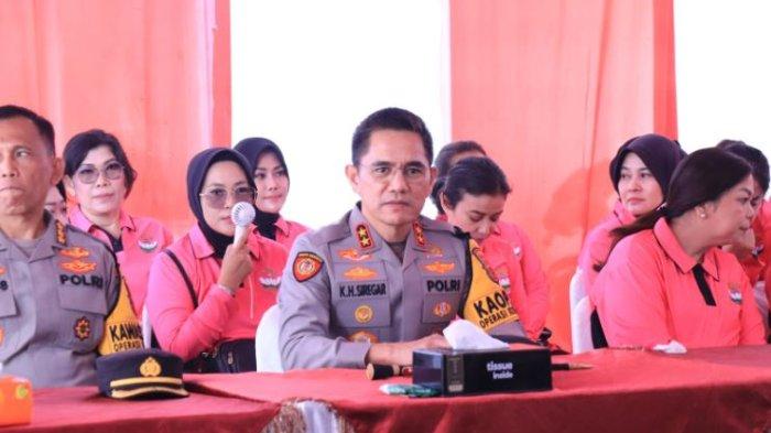 BAKSOS - Kapolda Jambi Irjen Pol. Krisno Halomoan Siregar, Ketua Bhayangkari Jambi Evi Krisno H. Siregar, serta para PJU Polda Jambi saat kegiatan bakti sosial (Baksos) kepada masyarakat yang terdampak banjir di wilayah seberang Kota Jambi pada Kamis, (27/03/2025)