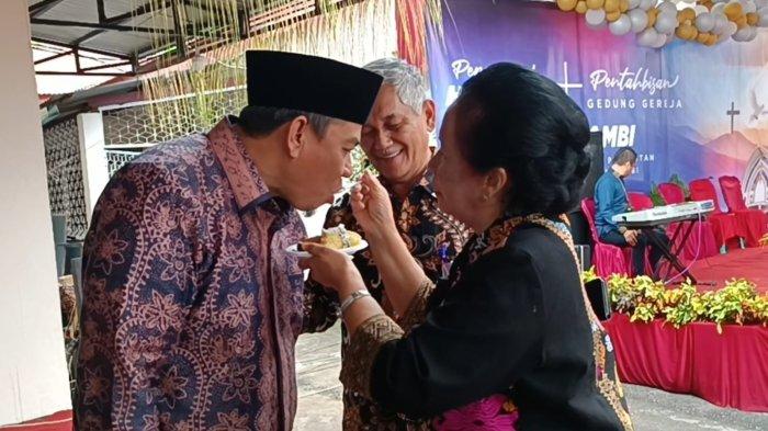 Bakal calon Wali Kota Jambi H Abdul Rahman (HAR) disuapi kue ulang tahun dan didoakan oleh seorang ibu yang juga sesepuh di Gereja Batak Karo Protestan (GBKP).