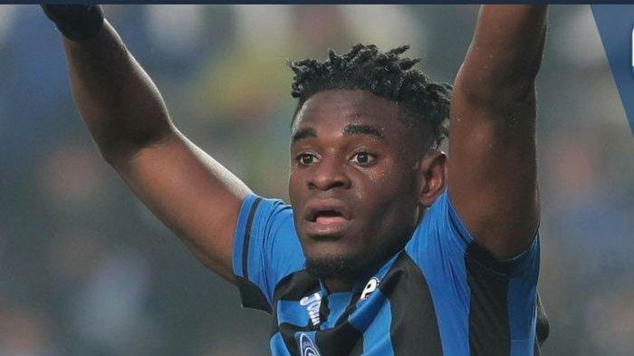Striker Atalanta, Duvan Zapata, membuyarkan kemenangan AS Roma.